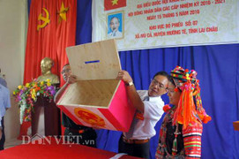 Hình ảnh đầu tiên về đồng bào Mường Tè vượt hơn 40 cây số đi bầu cử sớm