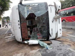 Dân dùng búa đập cửa, cứu 20 người trong xe khách lật trên quốc lộ