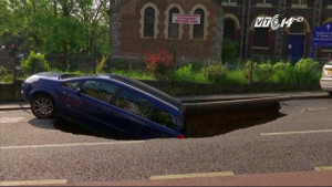 Clip: 'Hố tử thần' nuốt chửng ôtô đang đi trên phố