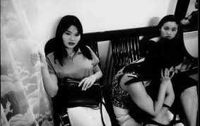 Hàng loạt gái 'dịch vụ' karaoke lạng lách giữa đường Hà Nội bị tạm giữ