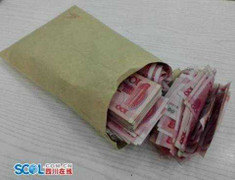 Cả chung cư kinh ngạc với 'mưa tiền' từ trên trời rơi xuống