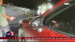 Clip: Ôtô bị ném đá rào rào trên cao tốc Hà Nội - Hải Phòng