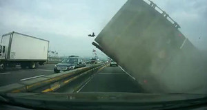 Container khổng lồ rụng trục sau, lật giữa đường