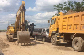 Doanh nghiệp điều động hàng loạt xe tải, xe lu chặn đường nhốt 3 xe công vụ