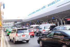 Xe công vụ vẫn 'bủa vây' trước cửa sân bay Tân Sơn Nhất