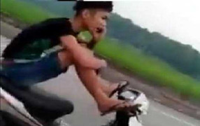 Phẫn nộ thanh niên lái xe bằng 2 chân, gọi điện khoe mẹ 'con đi rất chậm'