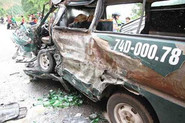 Xe 12 chỗ đối đầu container, hàng lậu văng tung toé trên quốc lộ