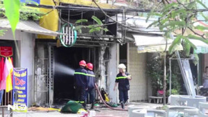 Clip: Ngáo đá xông vào cửa hàng gas châm lửa tự tử