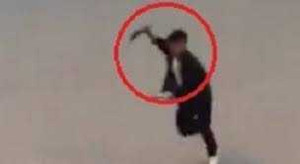 Clip: Ngáo đá cầm dao đi khắp phố đòi chém người