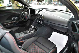 Siêu xe Audi R8 V10 nổi bần bật xuất hiện ở salon xe hơi TP HCM