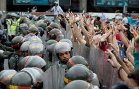 Khủng hoảng kéo dài, Venezuela cận kề nguy cơ xảy ra đảo chính