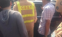 CSGT dùng búa đập kính xe BMW giải cứu tài xế bất tỉnh trong xe
