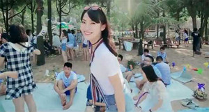 Nữ sinh nói 7 'thứ tiếng' xinh đẹp rạng ngời trong clip kỷ yếu
