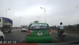 Phạt nặng tài xế taxi lạng lách, đánh võng trên cầu Vĩnh Tuy