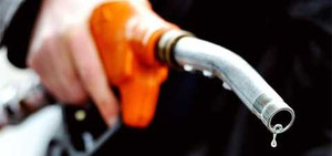 Làm sao để không bị 'móc túi' khi mua xăng?