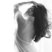 Hoàng Thùy Linh hững hờ lưng ong, Midu khoe vòng eo 56