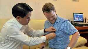 Chủ tịch UBND TP Hà Nội cảm ơn 'ông Tây' lội mương nhặt rác