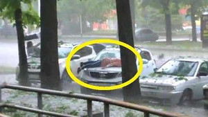 Clip: Cô gái lấy thân mình ‘che chở’ ôtô giữa trời mưa đá