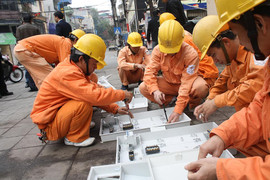 Giá điện cõng thêm tiền ma chay, cưới hỏi; Ôm khối nợ, nhà máy cồn 'chết lâm sàng'