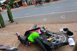 Bị xe khách tông văng, 2 người đi xe máy nhập viện