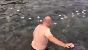 'Ông Tây' lội xuống ghềnh đá nhặt rác, người Việt đứng trên bờ bàn tán xôn xao