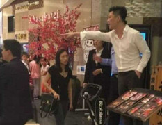 Phẫn nộ clip quản lý nhà hàng hút thuốc, đánh đập khách nữ mang bầu