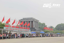 Ảnh: Hàng nghìn người 'đội nắng' xếp hàng vào Lăng viếng Bác