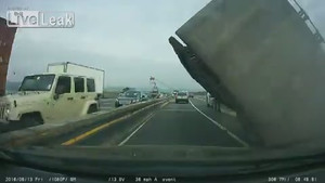 Video: Thoát chết trong gang tấc khi xe tải khổng lồ đổ sập trên cao tốc