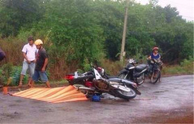 Xe máy đối đầu, 2 người chết thảm