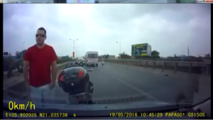 Người nước ngoài chặn đầu, đập bể gương xe ôtô ở Hà Nội