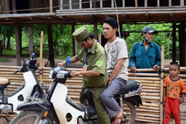 Cán bộ xã đến tận nhà chở 3 cử tri đi bỏ phiếu