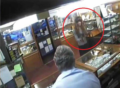 Bi hài clip giả gái, cầm súng ‘rởm’ đi cướp bị rượt đánh te tua