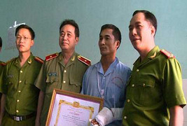 Trưởng Công an xã bị xịt hơi cay vào mặt, chém thương tích