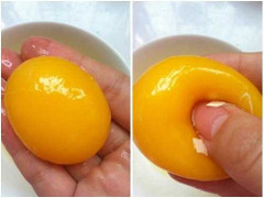 Xôn xao clip người dân vây người phụ nữ nghi bán trứng giả, đòi tịch thu trứng