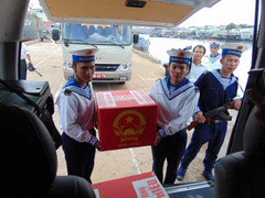 Hành trình vượt 2.000 hải lý đưa phiếu cử tri từ Biển Đông về đất liền