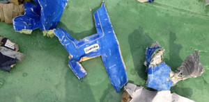 Những hình ảnh đầu tiên về các mảnh vỡ máy bay EgyptAir mất tích