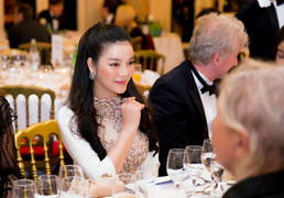 Lý Nhã Kỳ gợi cảm dự tiệc cùng chủ tịch LHP Cannes