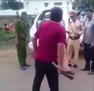 Xôn xao clip nam thanh niên cầm dao chém trọng thương CSGT