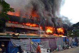 Huế: Chợ Điền Hải cháy lớn lúc rạng sáng, tiểu thương thất thần