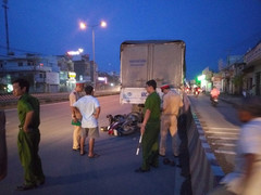 Tông vào đuôi xe tải đang dừng, 3 người thương vong