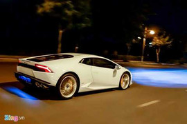 Lamborghini Huracan màu trắng lần đầu xuống phố Sài Gòn