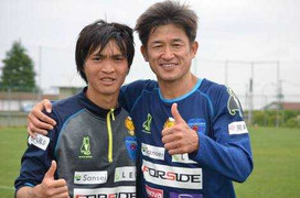 Đồng đội chúc mừng Tuấn Anh được gọi lên tuyển Việt Nam