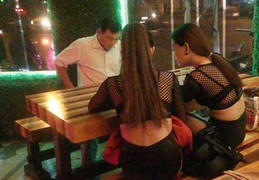 Nữ dancer mặc bikini mỏng tang uốn éo trong quán bia TP.HCM