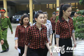 Ảnh: Những cử tri bị tạm giam nô nức bỏ phiếu bầu cử