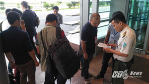 Quy trình kiểm tra nghiêm ngặt với đoàn phóng viên đón Tổng thống Obama