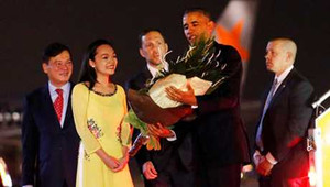 Ảnh, video nữ sinh xinh đẹp tặng hoa Tổng thống Obama tại Nội Bài