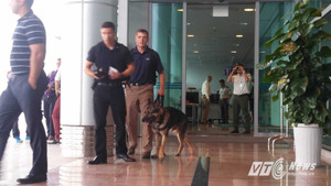 Clip: Chó nghiệp vụ Mỹ được điều đến sân bay trước giờ chuyên cơ TT Obama hạ cánh