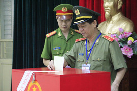 Giám đốc Công an Hà Nội bỏ phiếu bầu cử tại Trại tạm giam Hỏa Lò