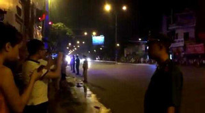 Clip: Người Hà Nội háo hức đón đoàn xe chở Tổng thống Obama