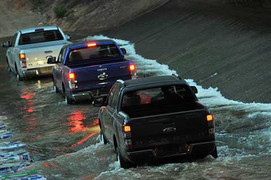 Thảm họa ô tô chết máy mùa mưa: Bí quyết tránh 'thủng' túi